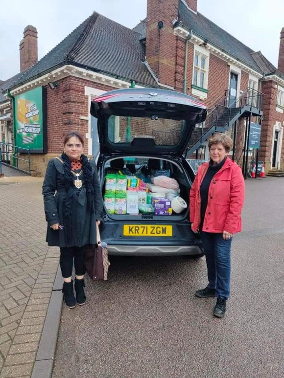 Cllr Rufia Ashraf and Cllr Jane Birch drop off donations at Franklin's Gardens